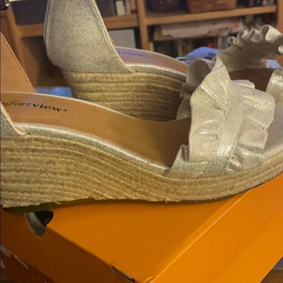 Silver Comfortview sandals 7M - Picture 2 of 5